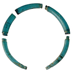 蔦松文化出土文物：玻璃環。